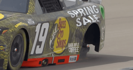 Chase Briscoe loses a tire after first round of pit stops